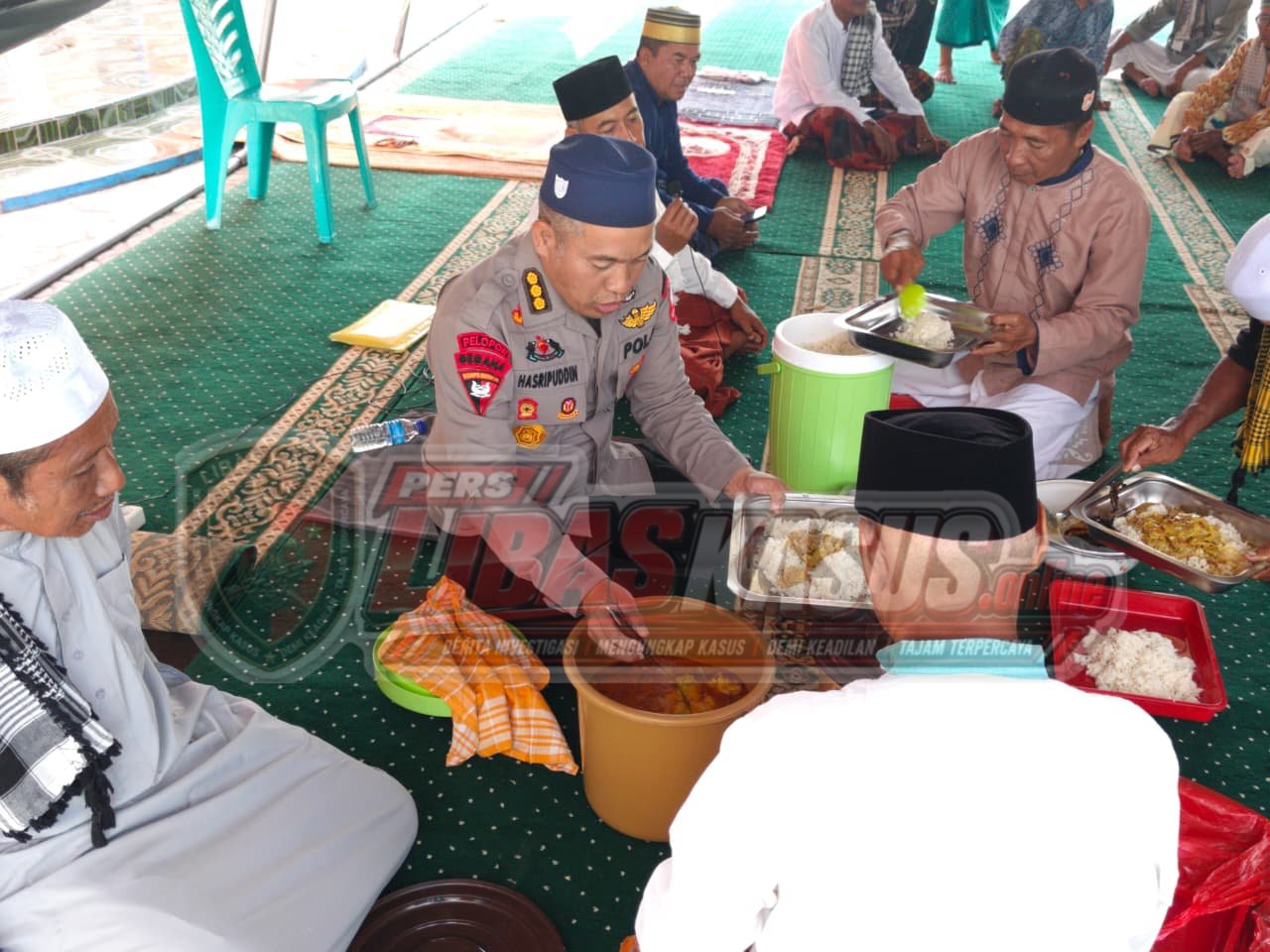 Usai Salat Jumat, Dansatgas SAR Brimob Makan Bersama Warga Terdampak Gempa di Reo
