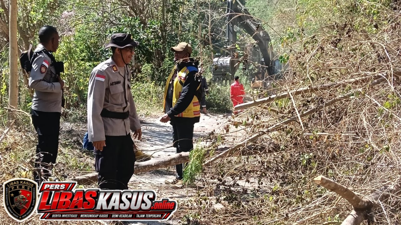 Personel Polri Buka Akses Jalan Terdampak Longsor Menuju Dusun Nitung di Palue