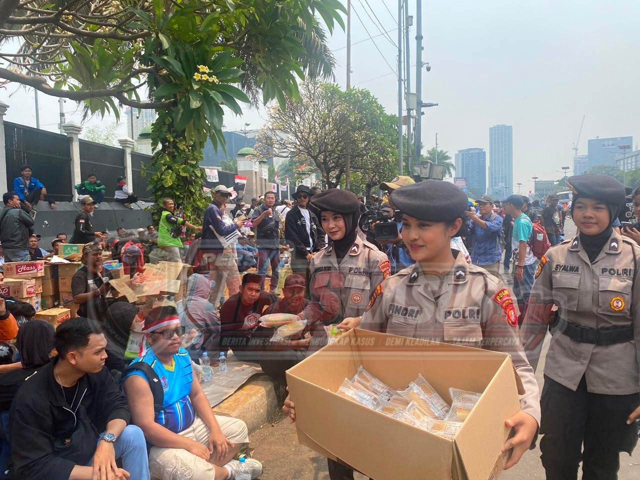 Polwan Sapa Pejuang Aspirasi, Bagikan Makanan dan Minuman di DPR