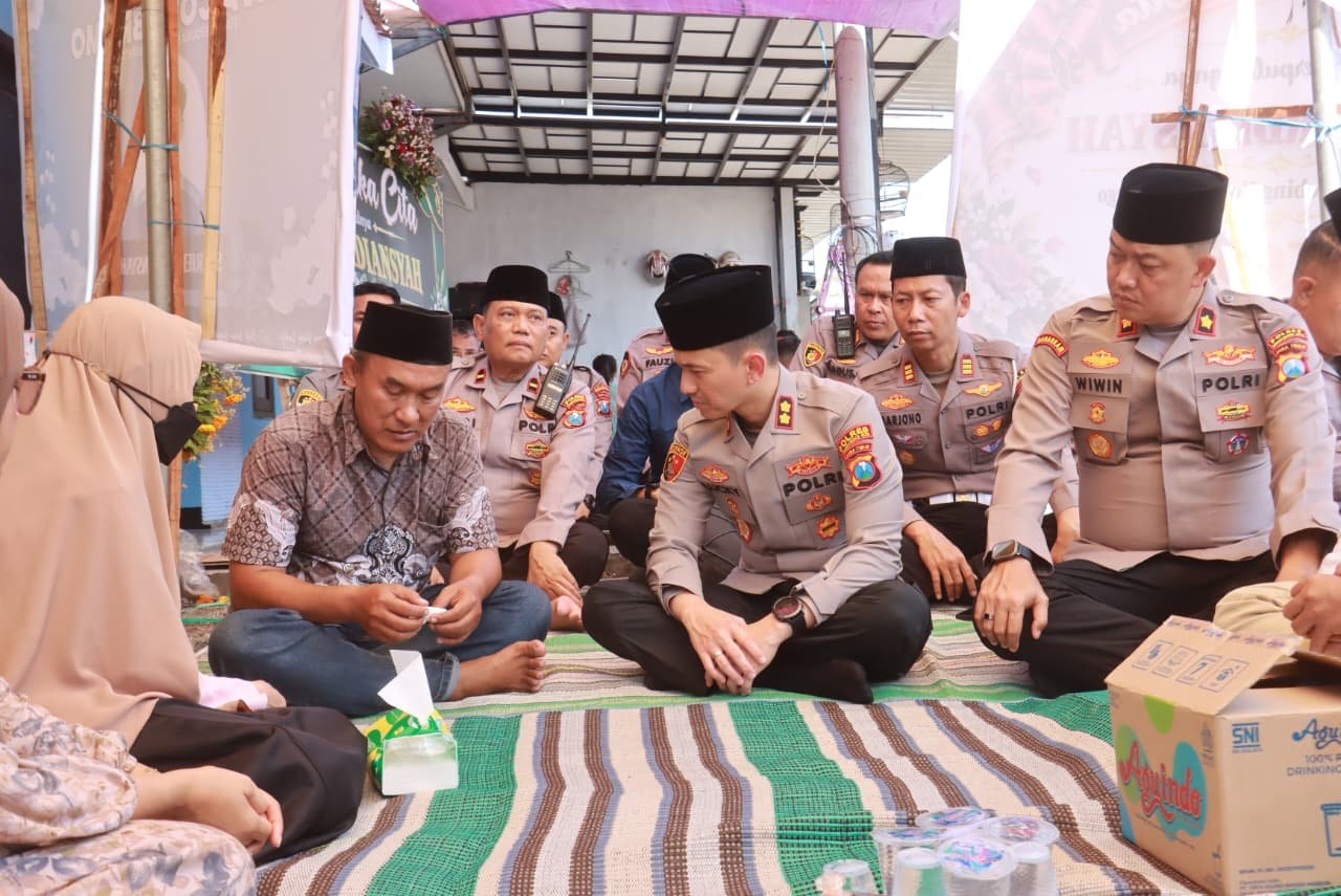 Kapolres Probolinggo Kota Takziah ke Rumah Korban Karhutla Bromo, Beri Dukungan Moril dan Tali Asih