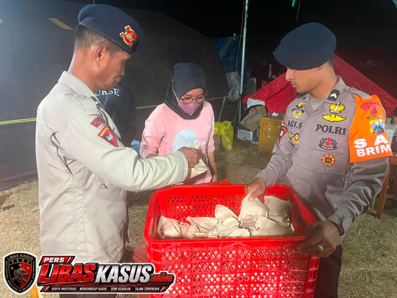 Brimob Polda Jatim Kerahkan Randurlap dan Water Treatment Pasok Makanan dan Air Bersih Pengungsi NTT
