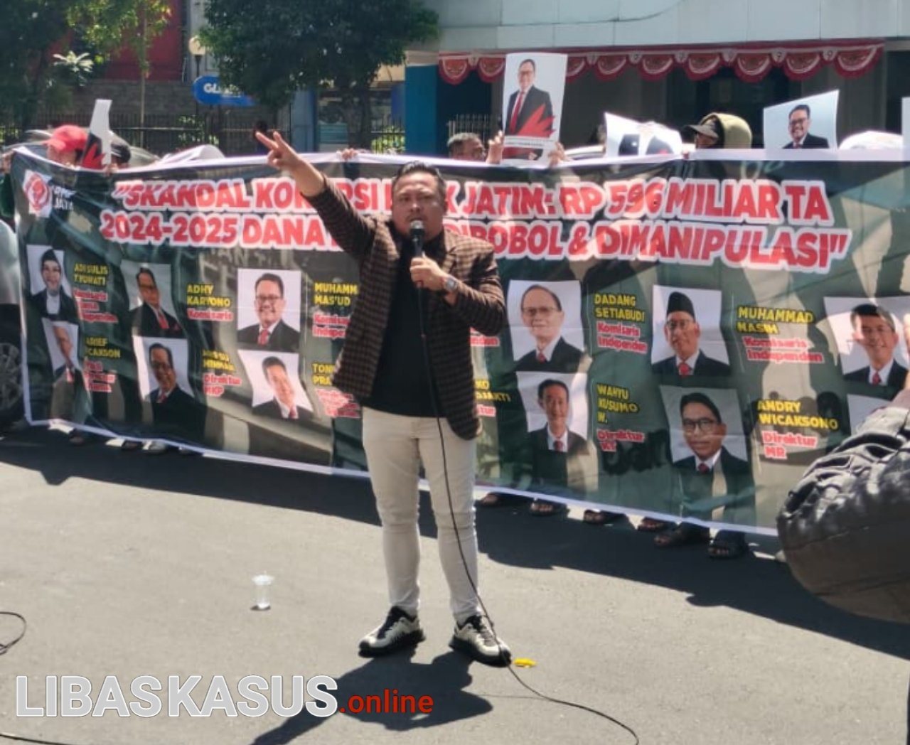 Aksi Jilid III APMP Jatim, Bank Jatim dan Grahadi Jadi Sasaran Sorotan
