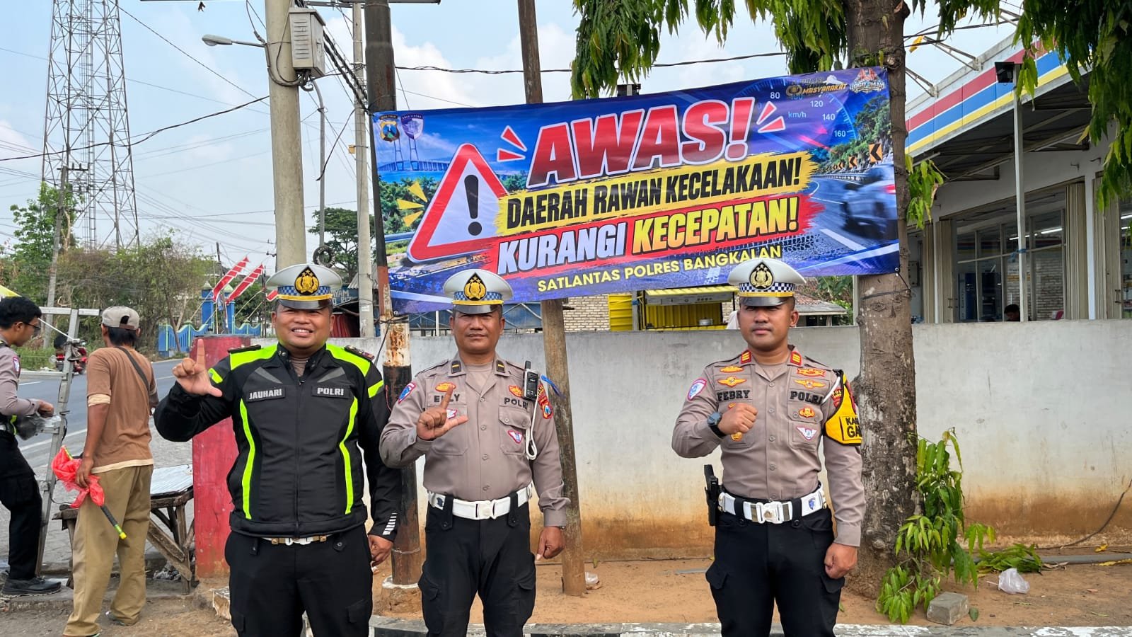 Peduli Keselamatan Pengguna Jalan, Satlantas Polres Bangkalan Pasang Banner Imbauan di Jalur Raya Galis