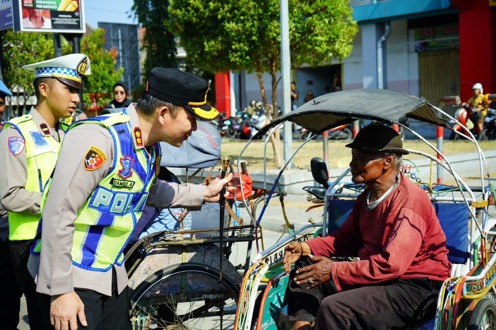Rangkul Abang Becak, Polres Ponorogo Wujudkan Semangat 'Polisi Bersama Masyarakat' Tanpa Sekat