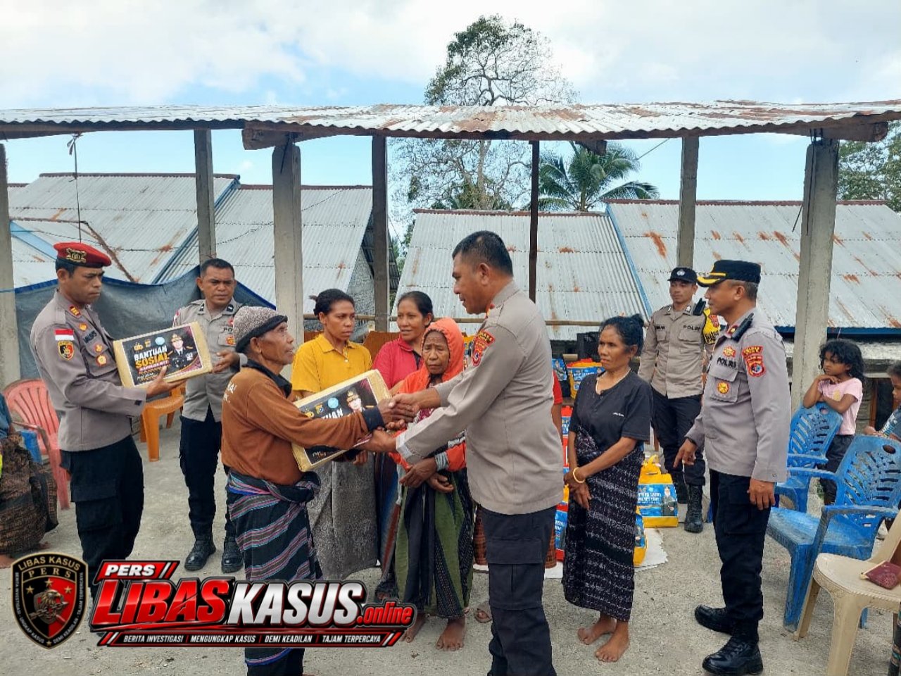 Polri Salurkan Bantuan Sosial untuk Warga Terdampak Gempa di Desa Kerirea