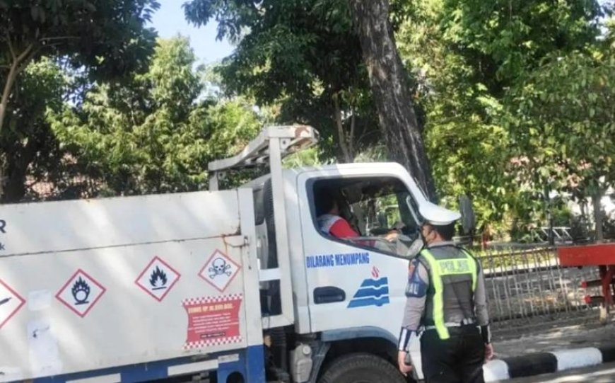 Truk Tonase Tinggi Nekat Terobos Jalur Kota Gresik, Satlantas Perketat Pengawasan
