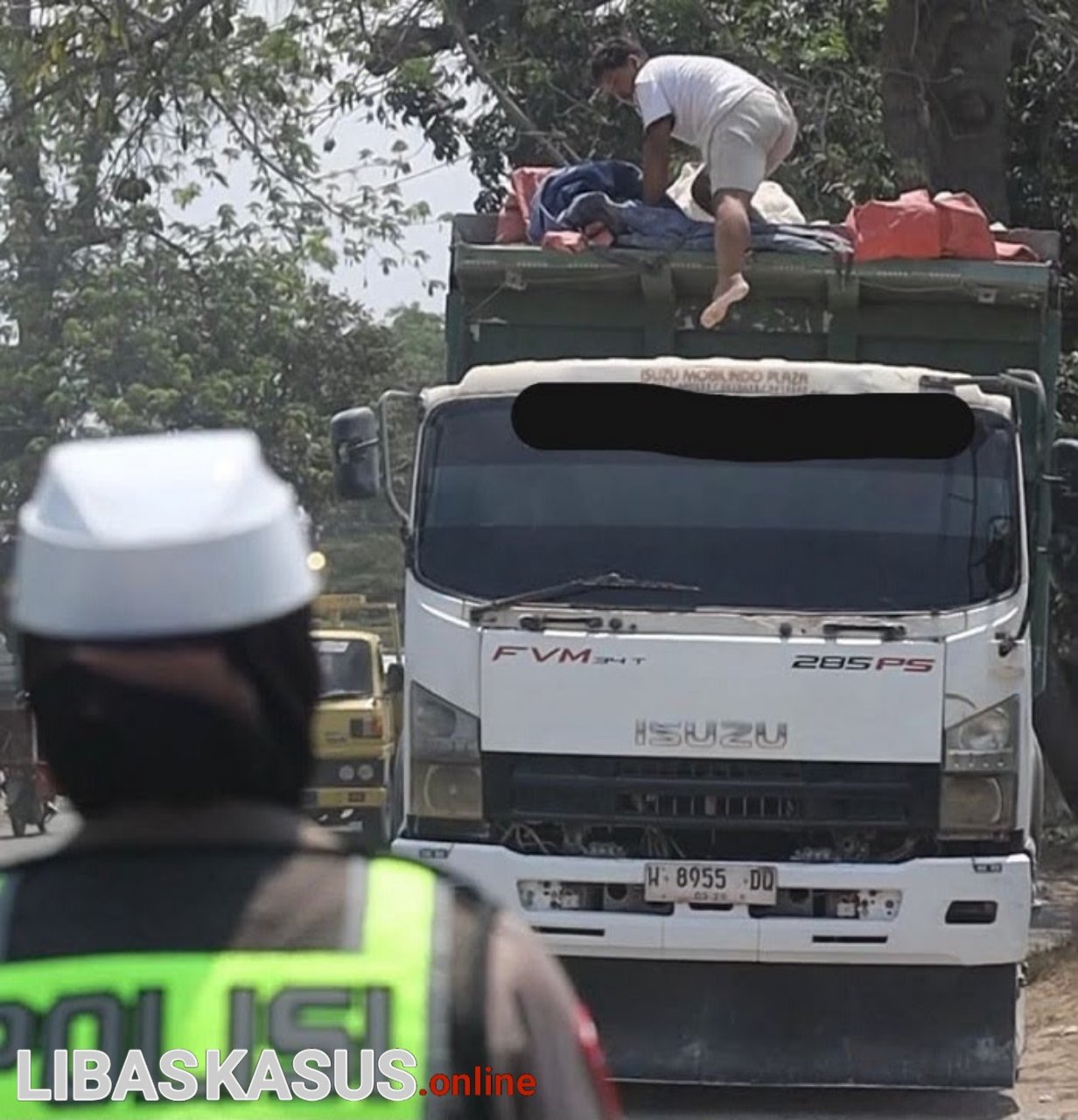 Sopir Truk “Mokong”, Satlantas Polres Gresik Setop Pengemudi yang Merokok dan Tak Tutup Muatan