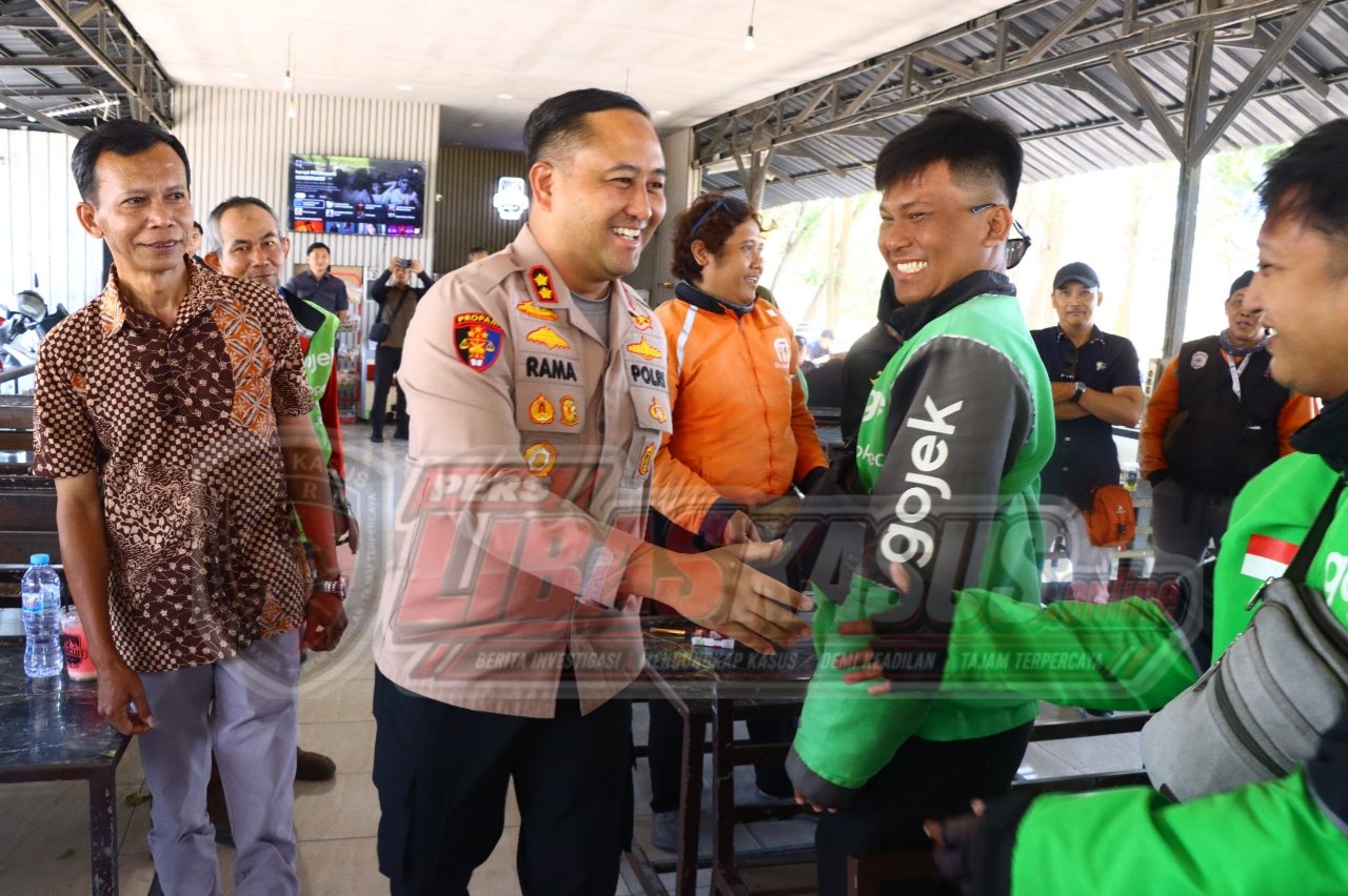 Bangun Sinergi, Kapolres Gresik Gelar Dialog Interaktif dan Bagi Bansos ke Driver Ojol