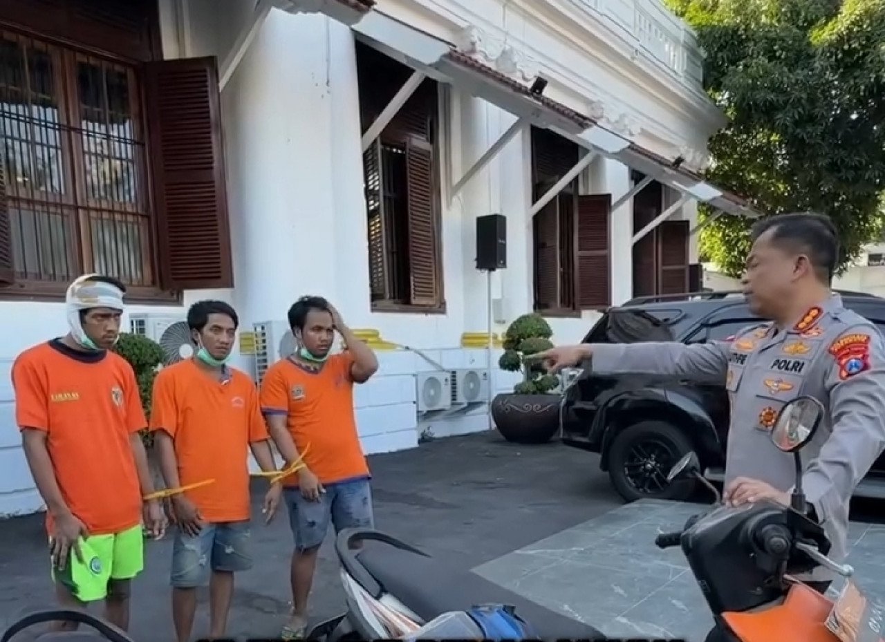Kabur Lewat Atap Rumah Warga, 3 Terduga Pelaku Curanmor Dibekuk Polrestabes Surabaya