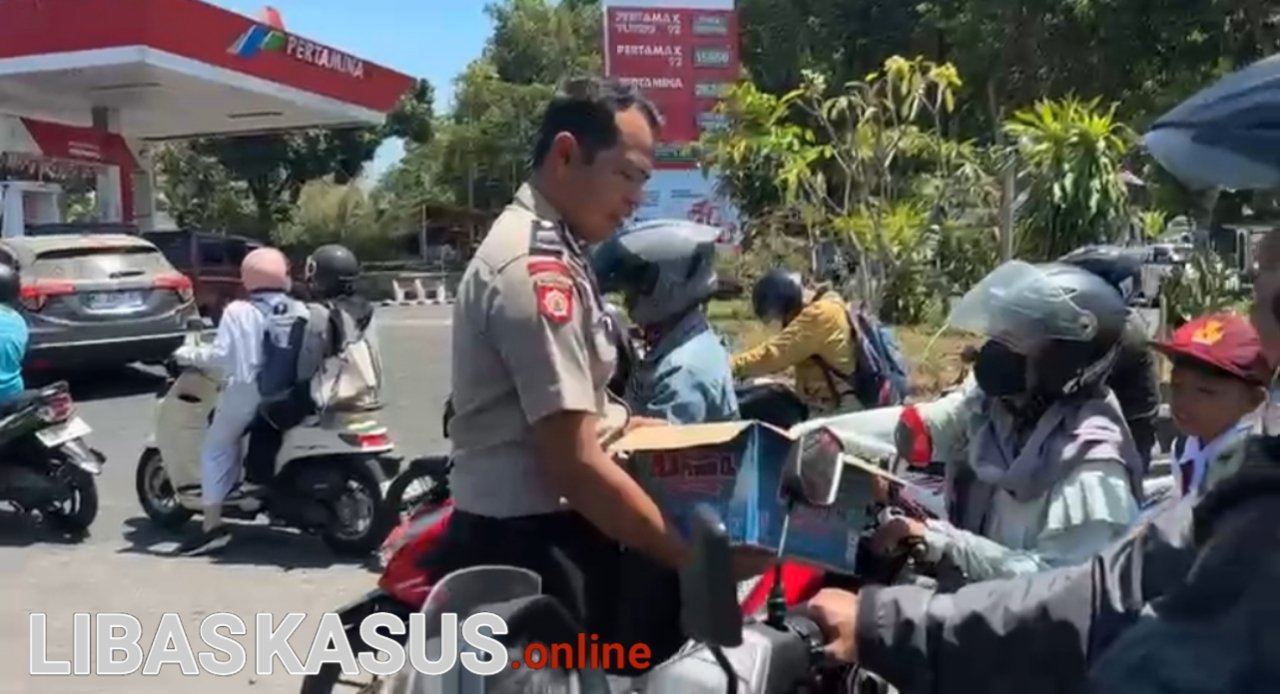 Aksi Humanis Polres Bondowoso, Berbagi Air Minum Gratis untuk Warga Antre di SPBU