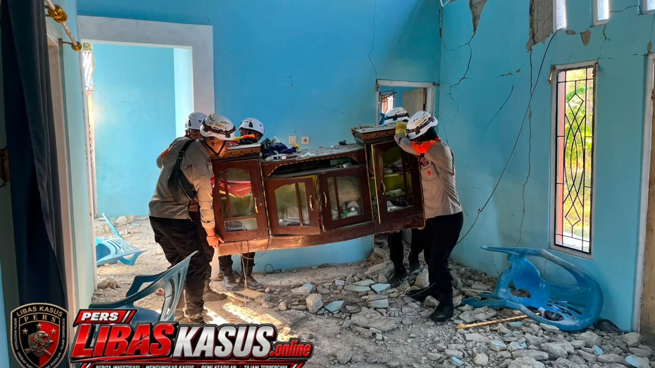Bantu Warga Selamatkan Harta Benda, Personel SAR Korbrimob Bergerak ke Satar Padut