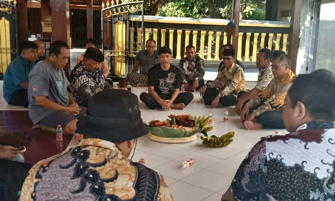 Pemdes Sidokepung Lestarikan Tradisi Malam Jumat Legi di Makam Mbah Sapu Jagad