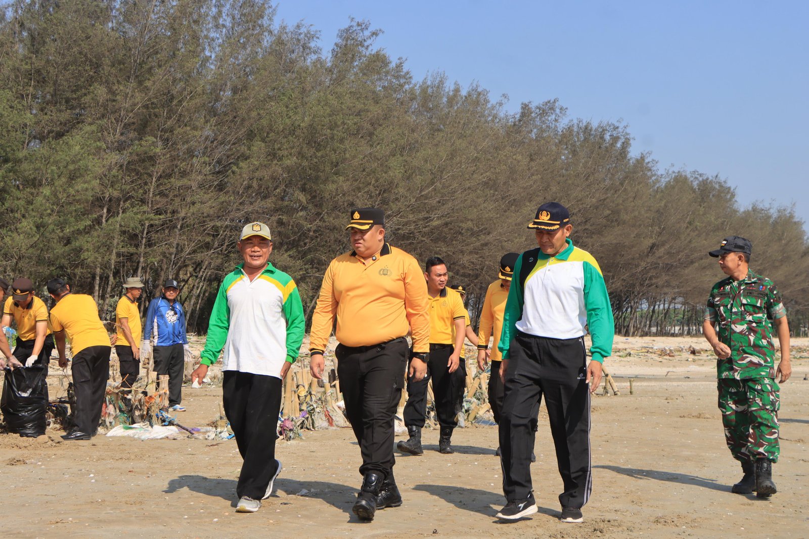 Aksi 'Jogo Omah', Polresta Tuban Gelar Green Policing di Pantai Jenu bersama Masyarakat
