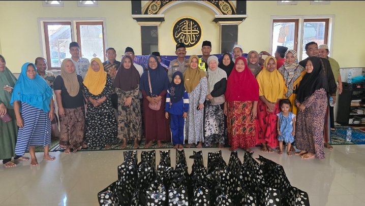 JUM'AT BERKAH, SATLANTAS POLRES BANGKALAN BAGI-BAGI BIKISAN UNTUK IBU-IBU DI MUSHOLLA MIFTAHUL IMAN