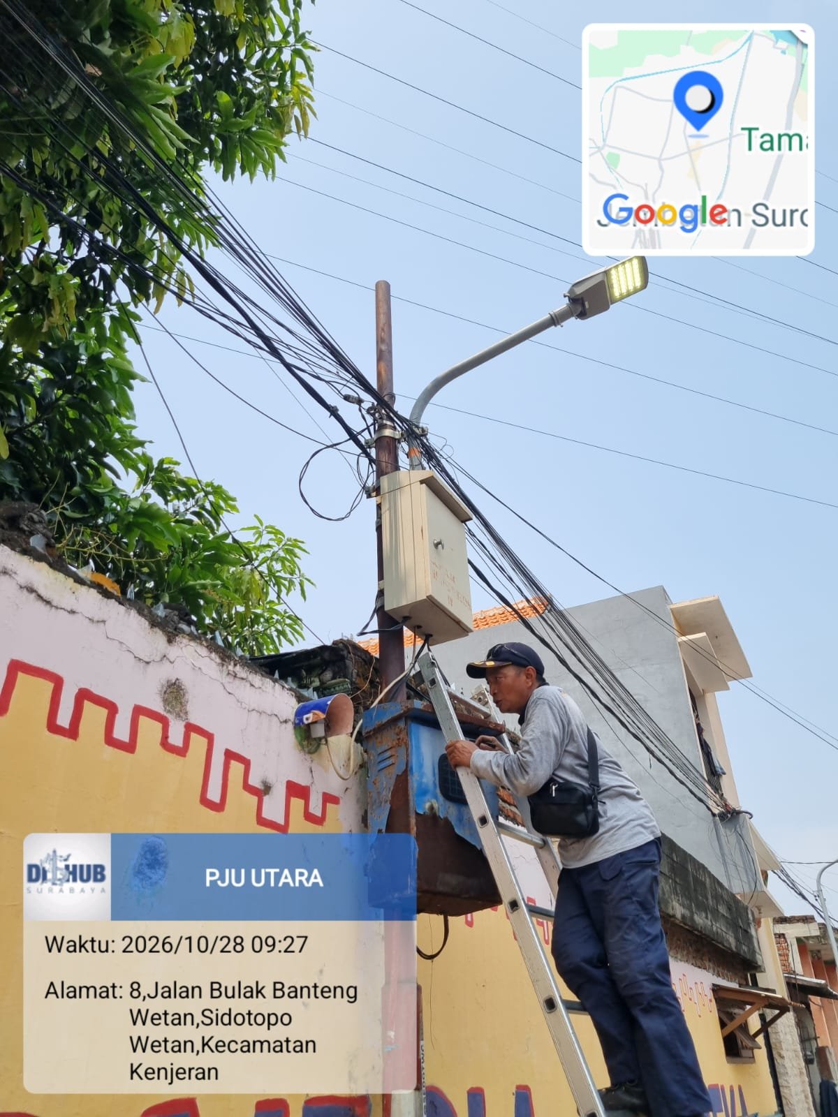 Demi Kenyamanan Warga, Petugas PJU Perbaiki Lampu Jalan di Bulak Banteng Wetan 4